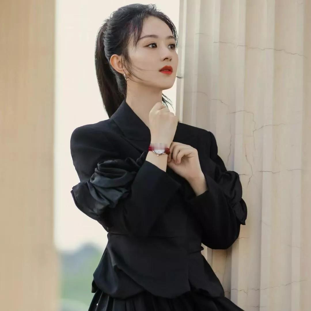优雅的黑裙，精致的腕表，自信的姿态，散发着高贵与时尚。气质黑裙搭配 气质黑裙 轻