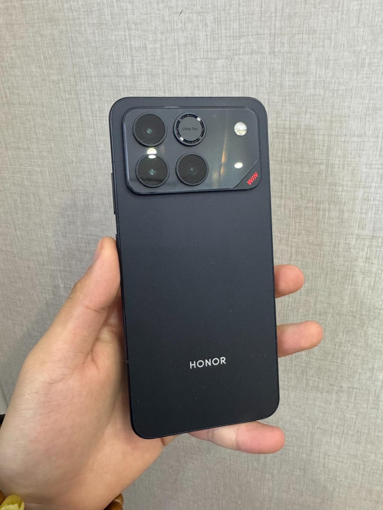 荣耀WIN RT绝对是2200元档的性价比王炸，补贴后这个价格能拿下骁龙8至尊版