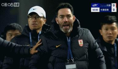 中超第27轮，河南vs长春亚泰，比赛第42分钟，河南队进攻明显越位但边裁未举旗，