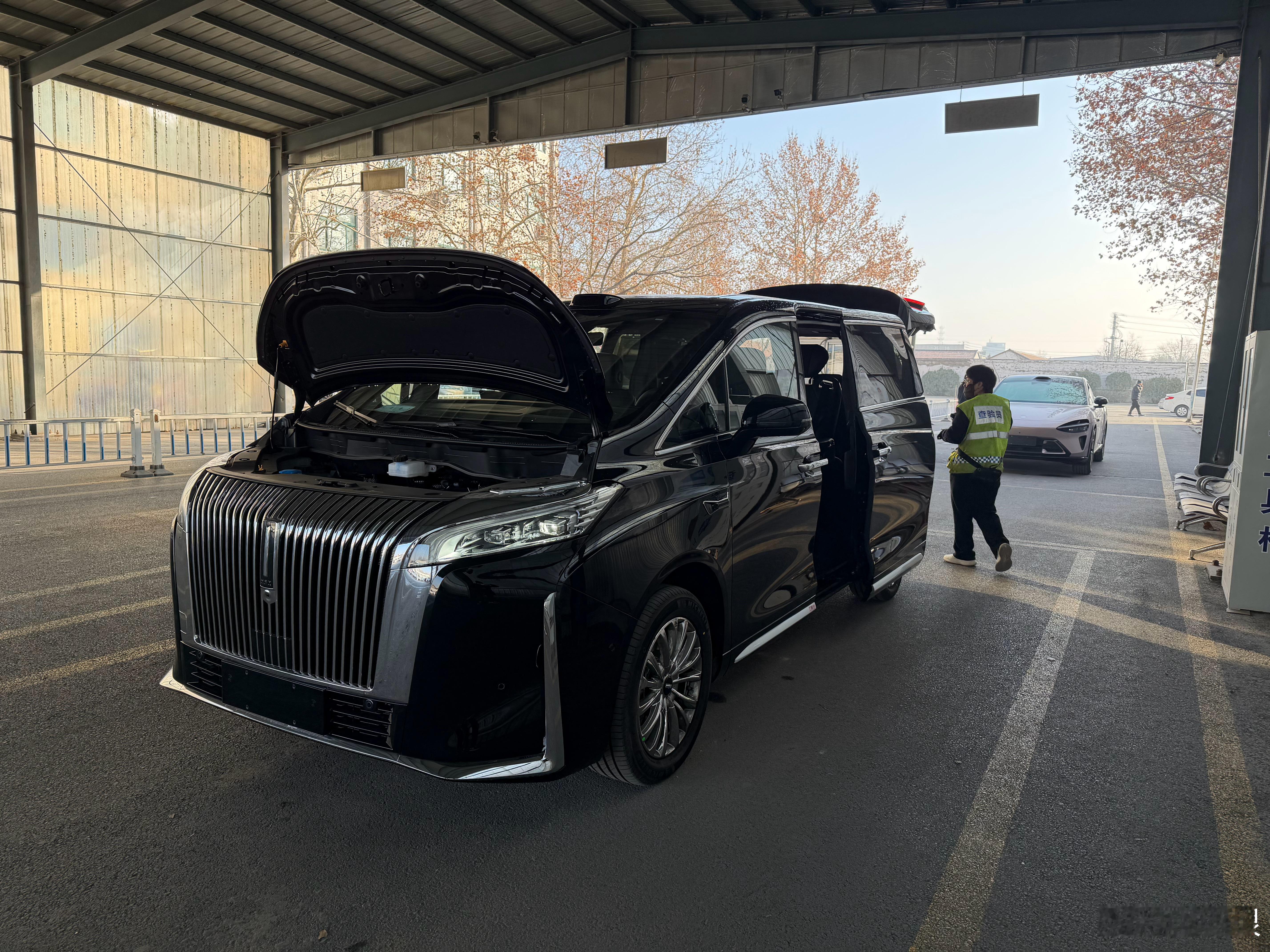 来给高山上牌，工作人员笑着说今天好几个这个车！我说是啊，看见不少近些年突然出现（