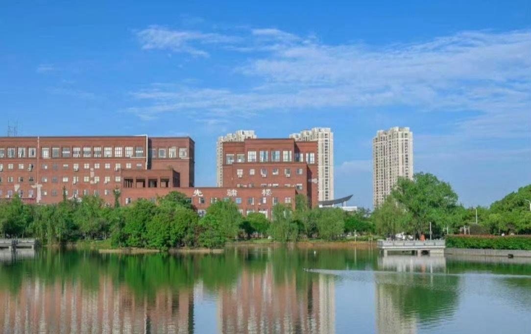 白鹿缘起，瑶湖续韵；
赣水映辉，教泽绵长；
八十五载，初心如磐。
静思笃行传师道