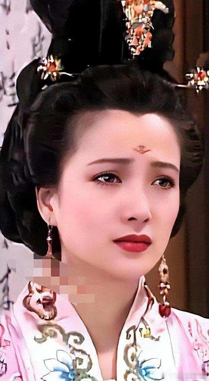 演员何晴去世鸡皮疙瘩起了一身，她还那么年轻。对她印象最深的就是青青河边草和射雕英