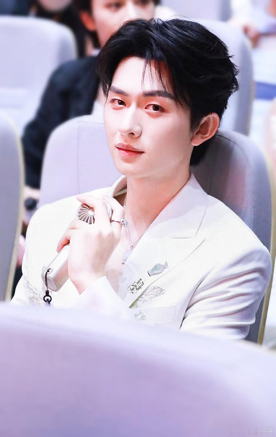 陈添祥短剧男主剧里剧外两幅面孔 谁被陈添祥的反差戳中！剧里纪教授帅酷霸总，线下推