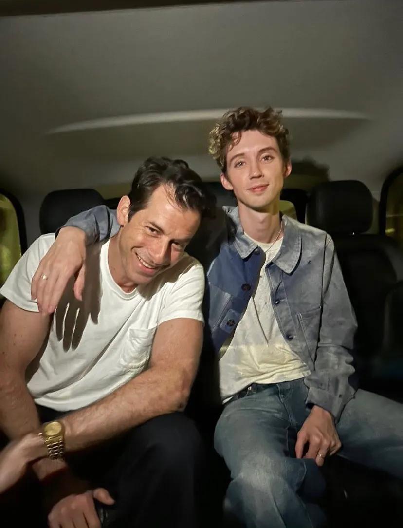 戳爷旁边的男人是谁啊？