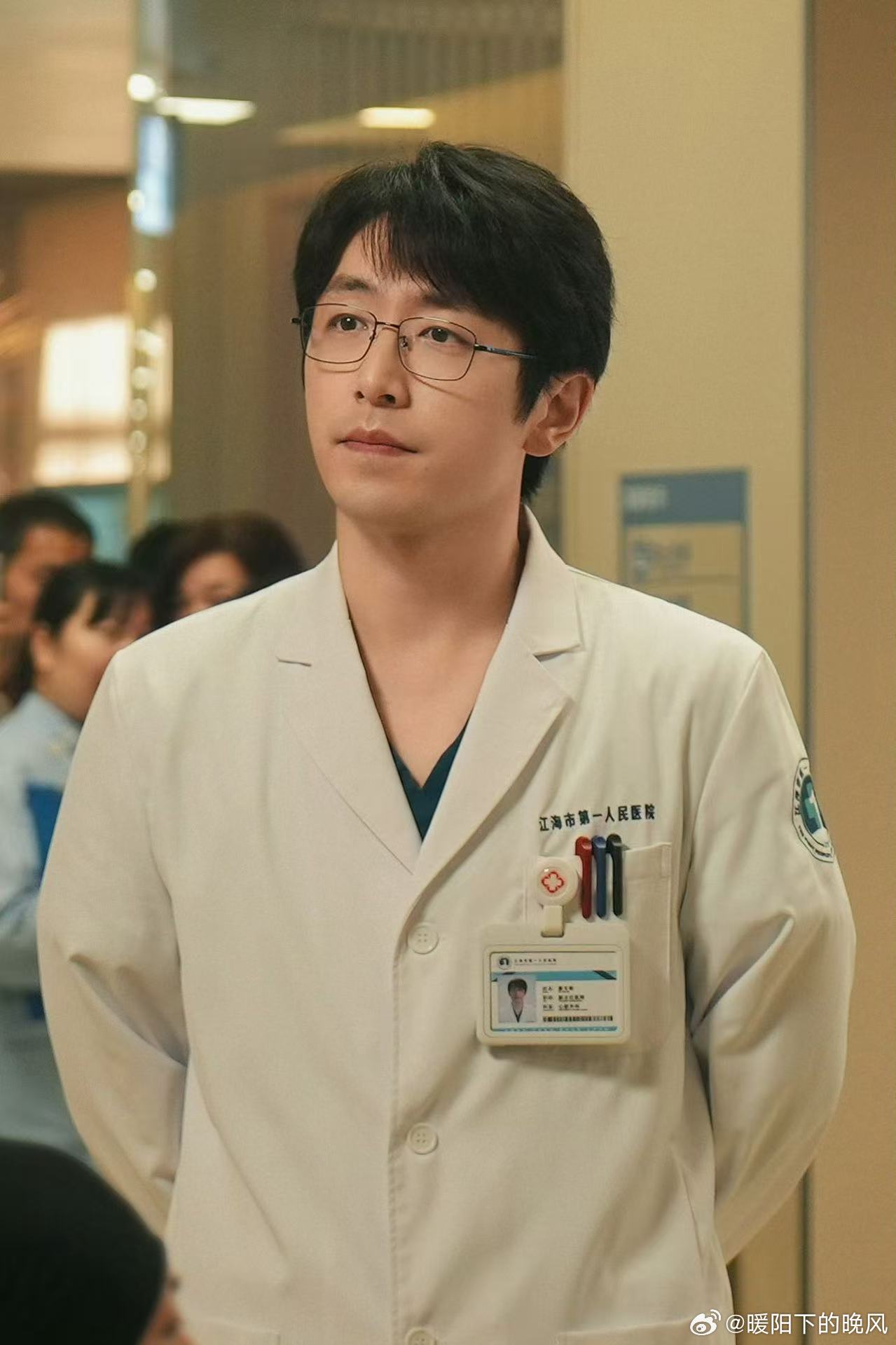 感觉白客死缠烂打就能谈上只能说白客在人夫感这一方面的氛围直接拉满，而且戴上眼镜的