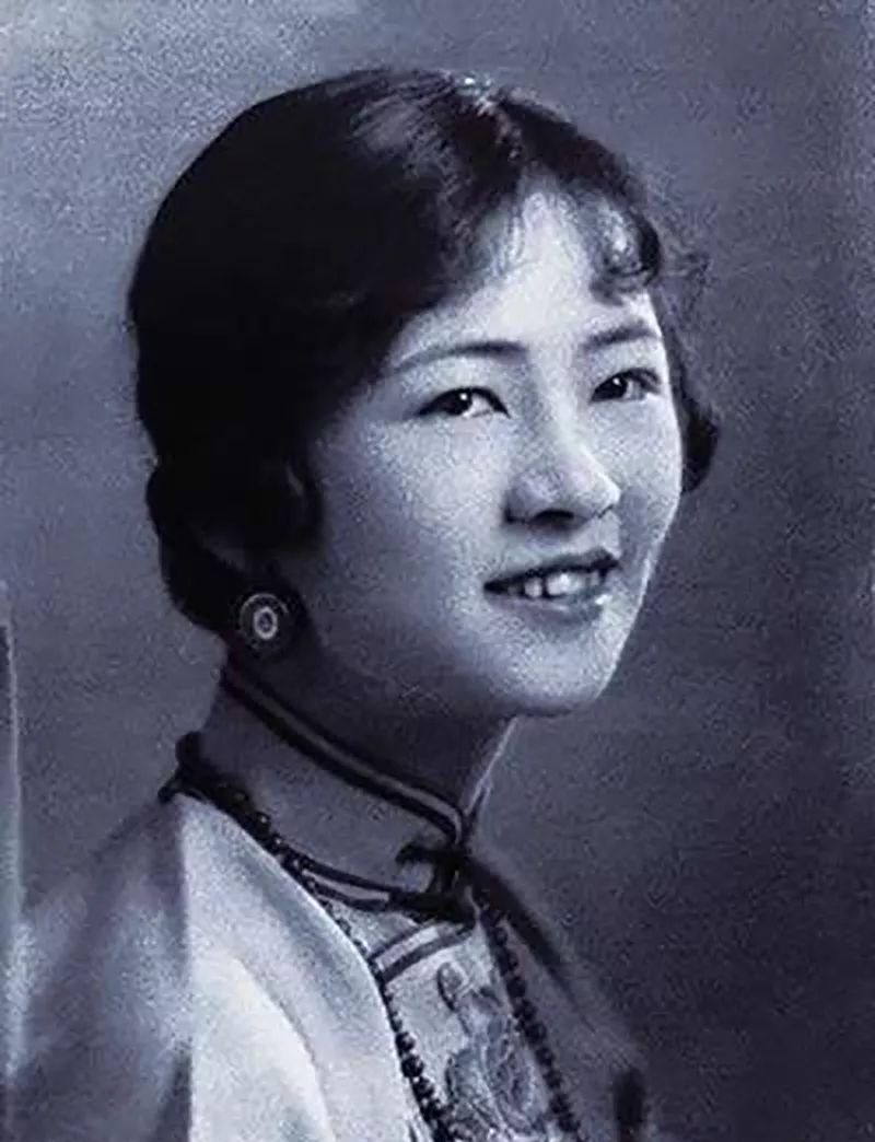 1936年北平，才女林徽因刚刚起床蓬乱着头发，流着泪，对女人狂吼:“疯子！是你！