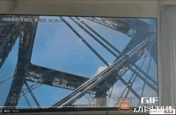 回收船视觉，可清楚看见网接过程：虽然被尾流吹得有点晃，但4条钢索精准定位，一级挂