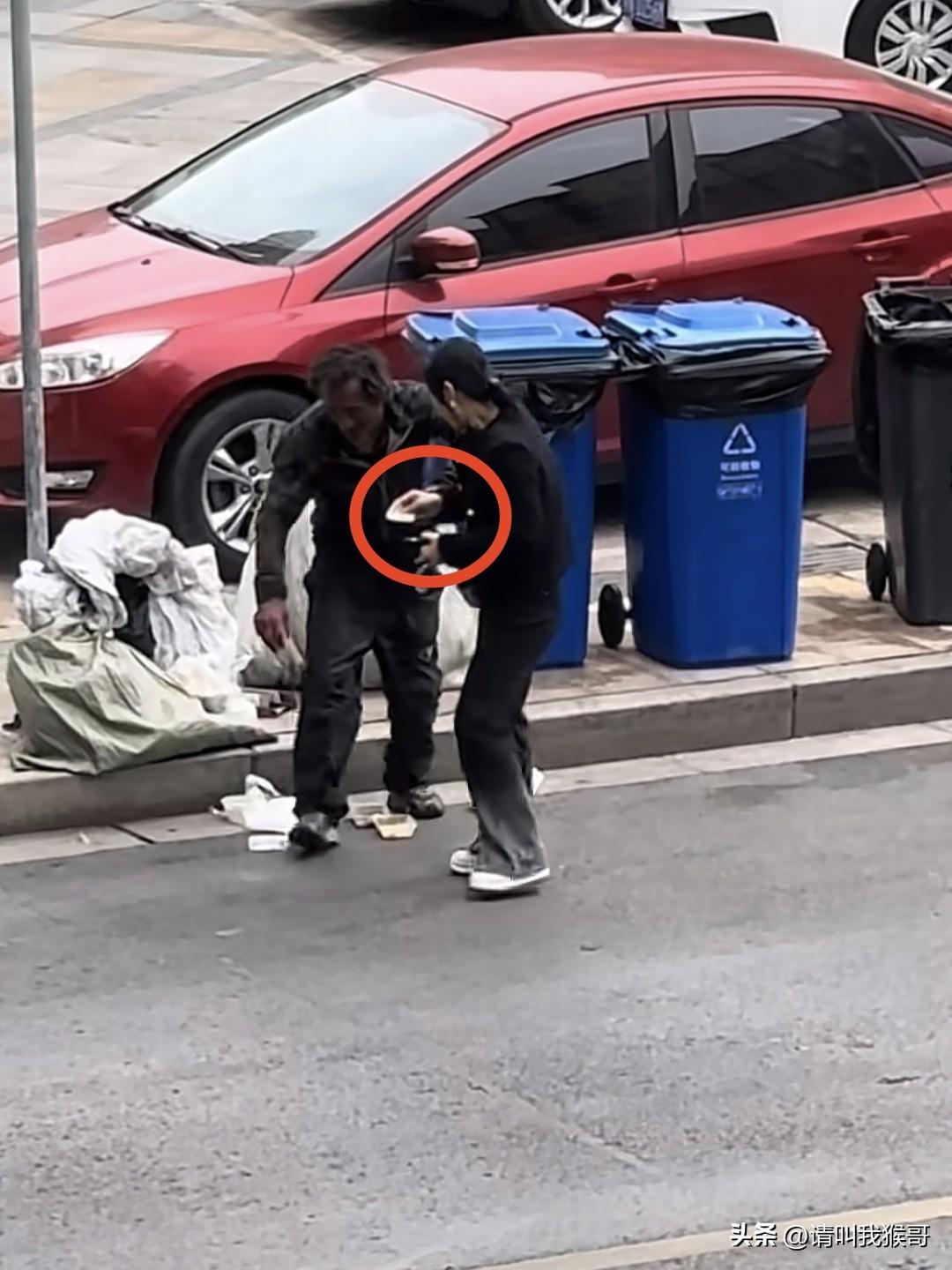 一小姐姐看到路边一位老人在捡废品，于是上前准备给他100块钱，没想到那个老人说什