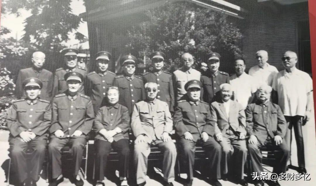 李特到底咋死的？徐向前晚年一句“好人”，揭开四方面军参谋长的悲剧谜案
 
四方面