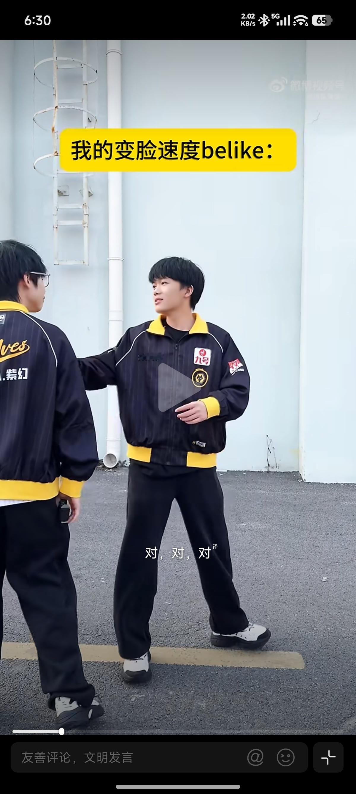 像两个厂弟在厂区拍短视频 