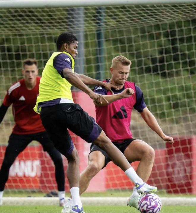 屋漏偏逢连夜雨，自11月底以来，另一名主力中卫德利赫特便因背部问题长期缺阵，病情