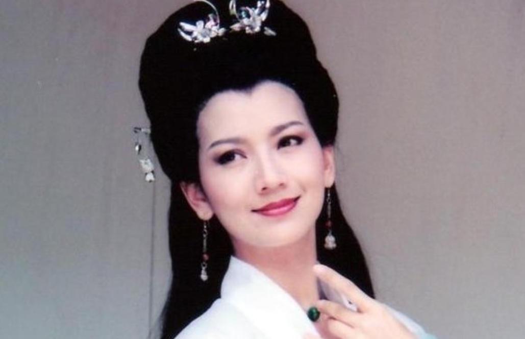 1975年，21岁的赵雅芝嫁给了31岁的香港名医黄汉伟，可婚后3年，赵雅芝便与有