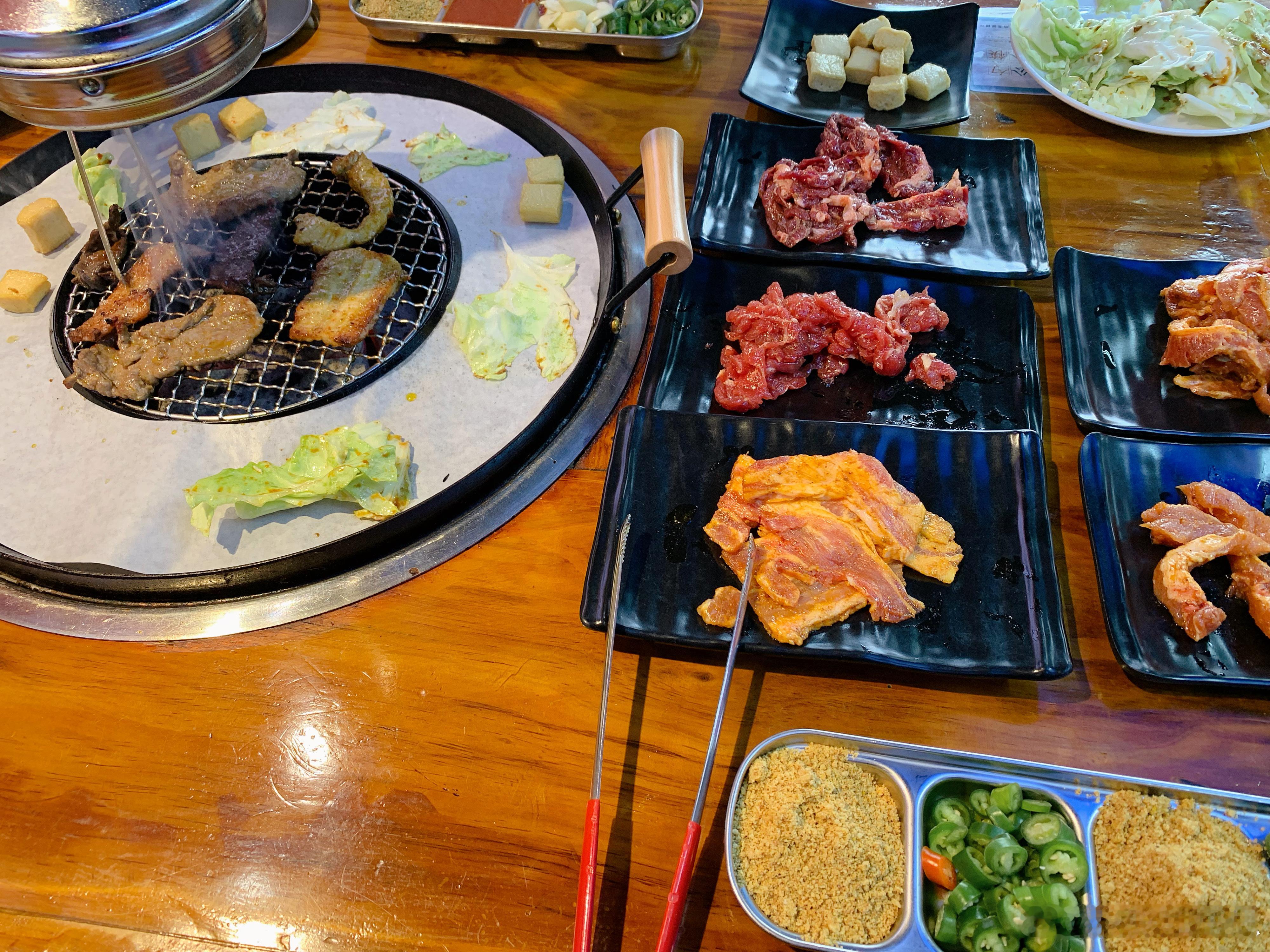 昨天吃了一个巨难吃的烤肉，今天必须吃另一个给找补回来，我们白羊就是不能输[二哈]