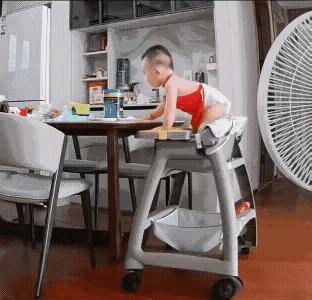 这小家伙
活力满满呀
踩着餐椅
就往桌上爬
小身板里
藏着大探索欲
这调皮可爱劲