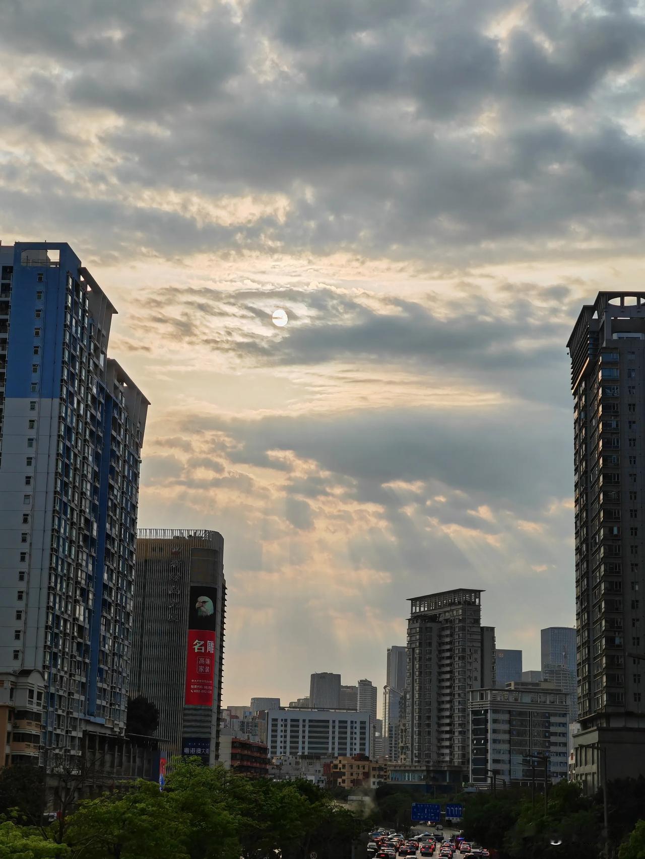 4月25日傍晚，深圳南山，又见“丁达尔效应”，这光芒万丈的天空，真的太美了，可惜