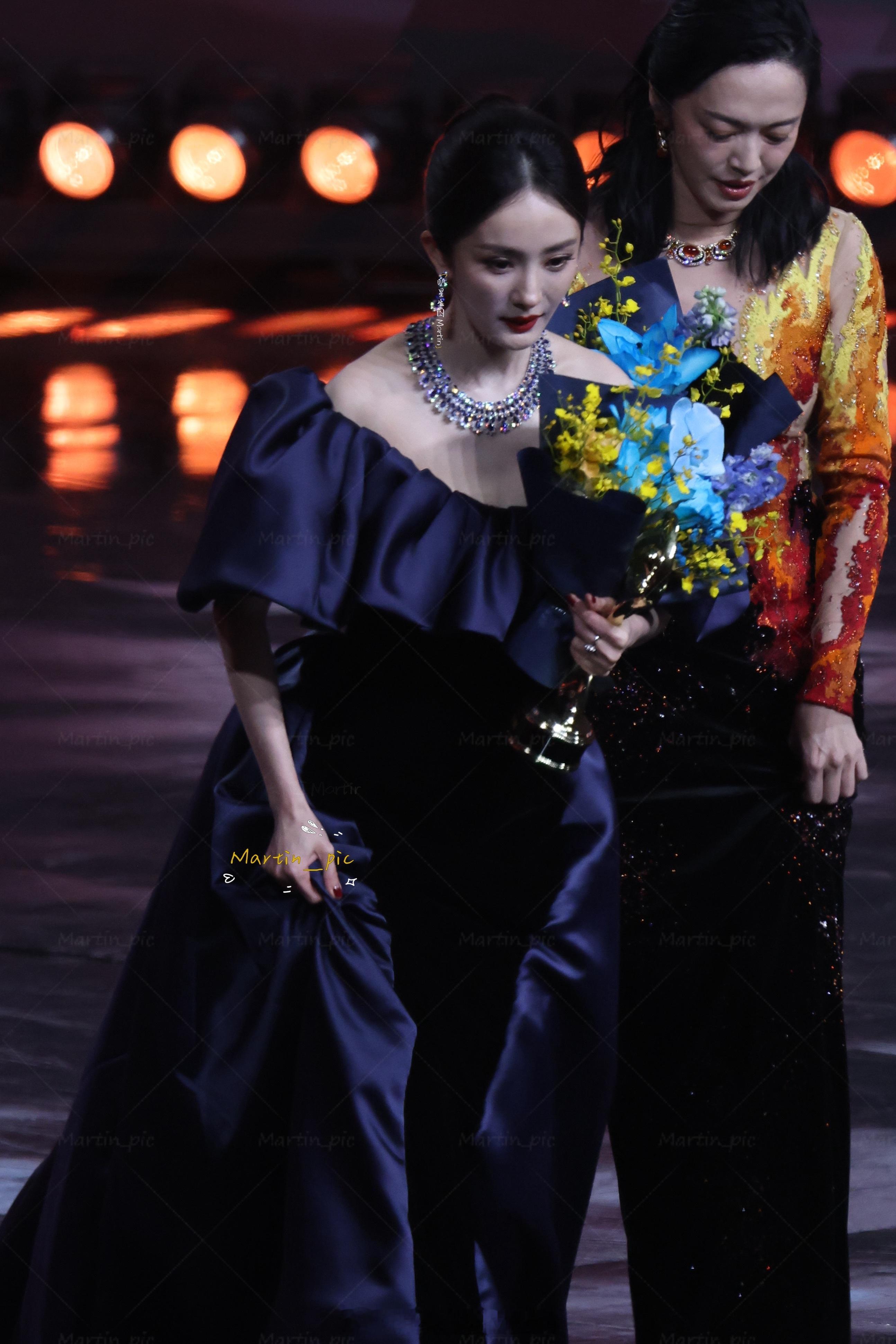 杨幂 杨幂微博之夜内场生图端庄大气的幂幂杨幂 红唇天才 ym 杨幂身子斜的都快躺