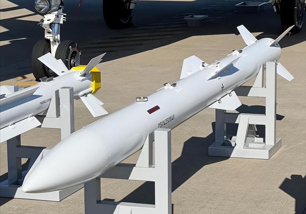王炸亮相！美国首度公开AIM-424超远程空空弹，射程直冲463公里，F-35弹