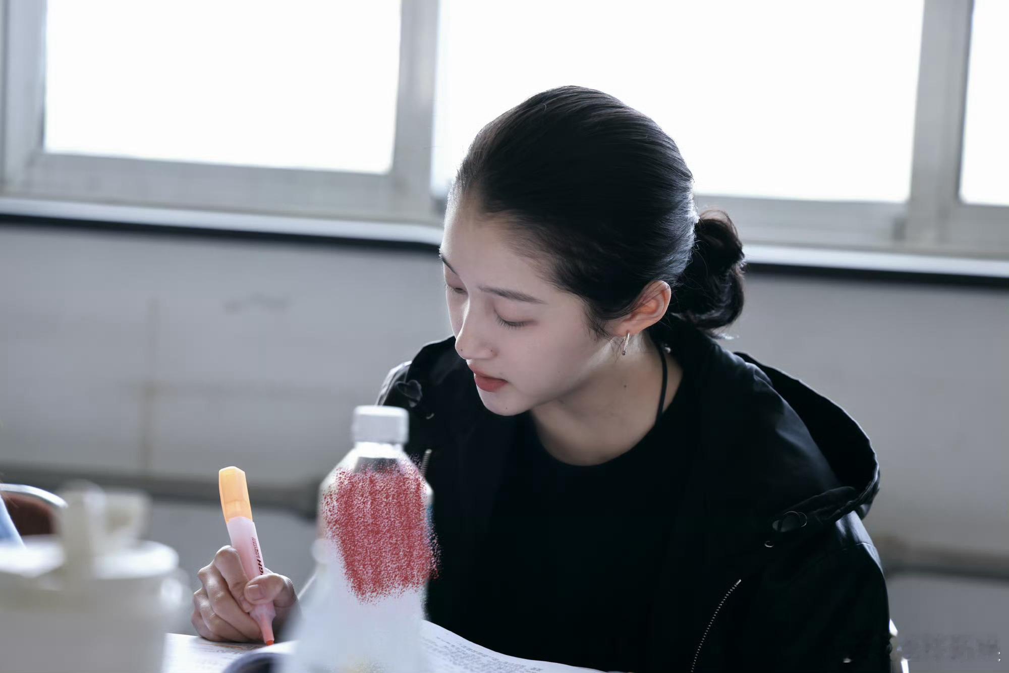 关晓彤贴头皮围读照关晓彤剧本围读ing 关晓彤贴头皮围读照，可以的 