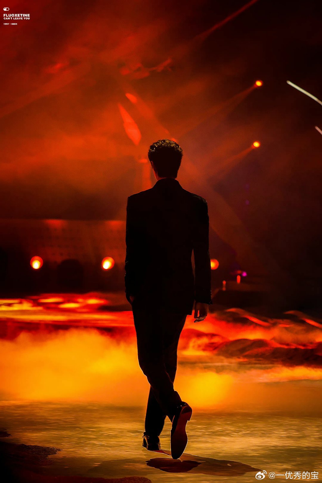 这是我最喜欢的王一博背影照之一       橙红焰火般的光雾漫过舞台，暖光如熔金