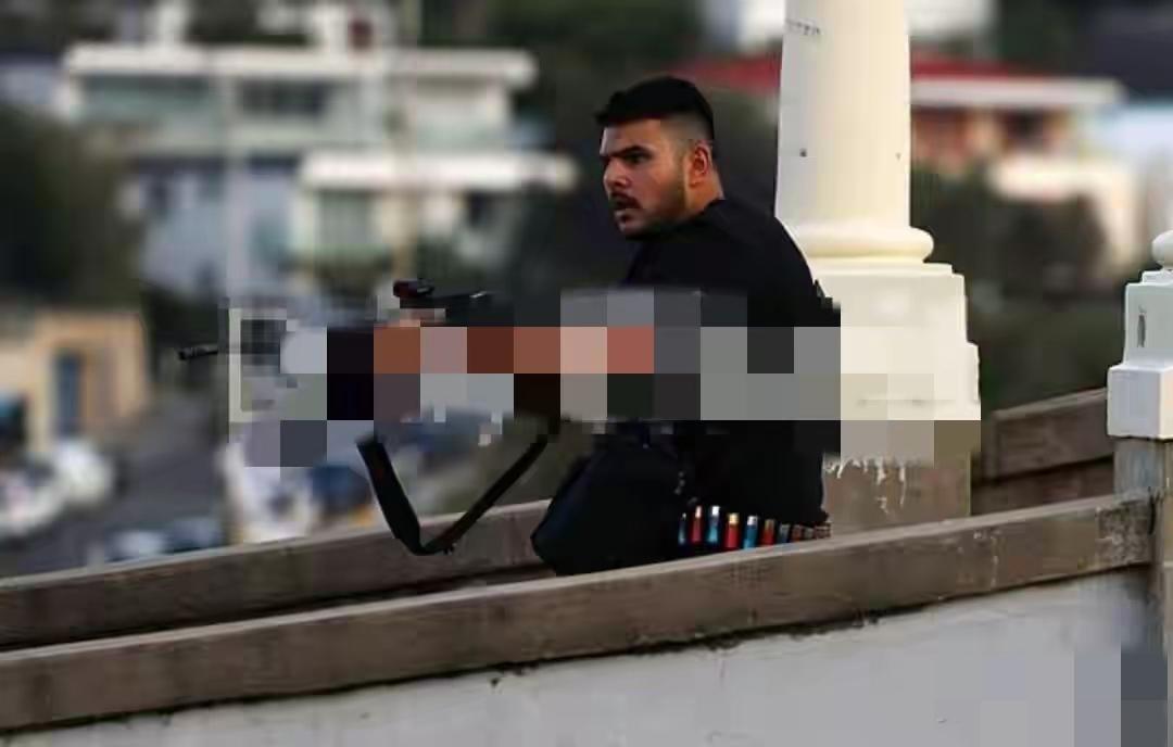 冤冤相报何时了？12月14日，澳大利亚犹太人在悉尼邦迪海滩聚集庆祝犹太教传统节日