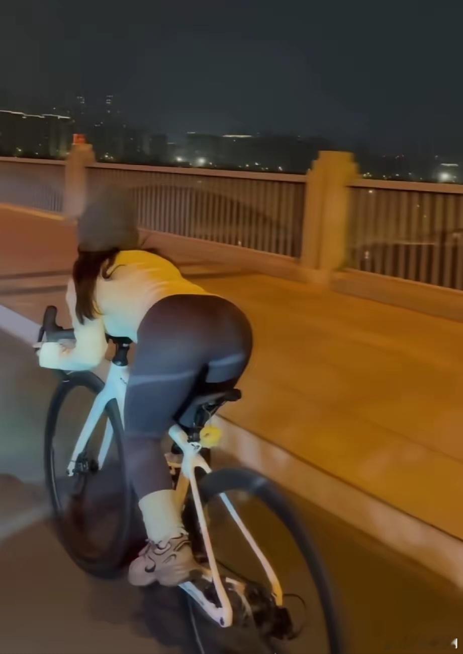 晚上骑行，还是戴个头盔。安全第一，平安才能归来。[鲜花] 