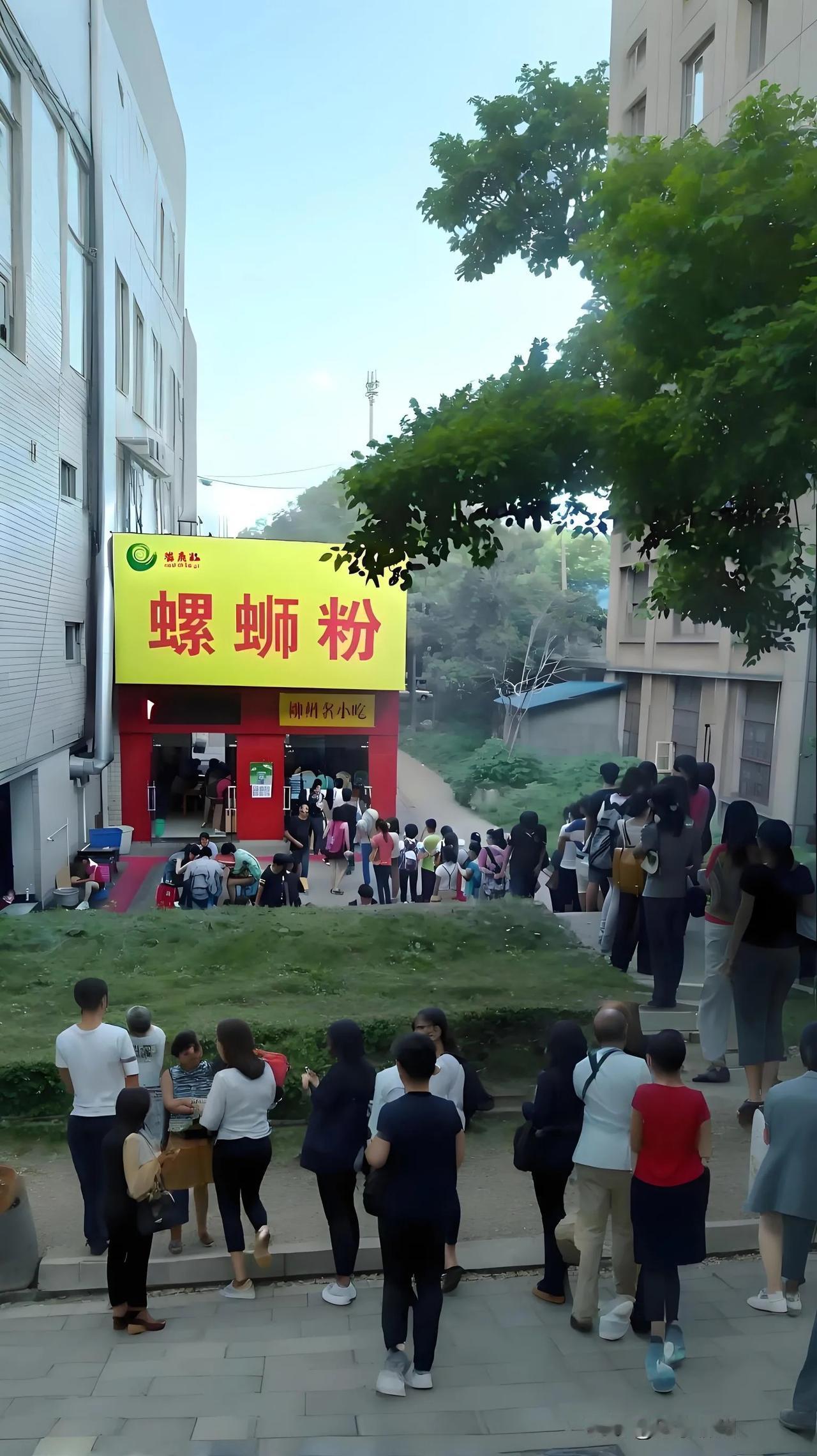 排队就餐的时候，传统的排队规则确实该变一变了。站着排队等餐，那真的会让人累得腰酸