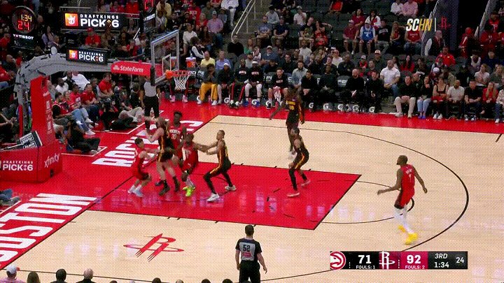 火箭大将伊森真是太猖狂霸气了！在今天进行的火箭和老鹰的比赛中，当时比赛进行到了第