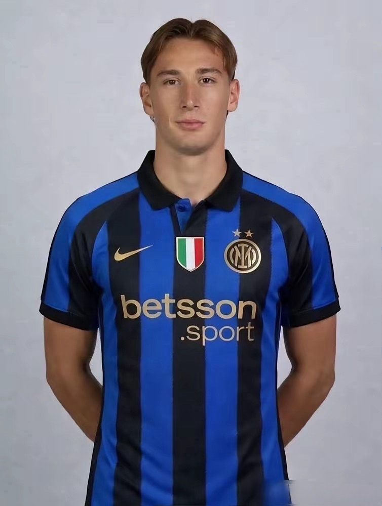 别以为国米球衣印国旗是爱国，那针线里缝着6000万欧元的合同。耐克赞助从1250