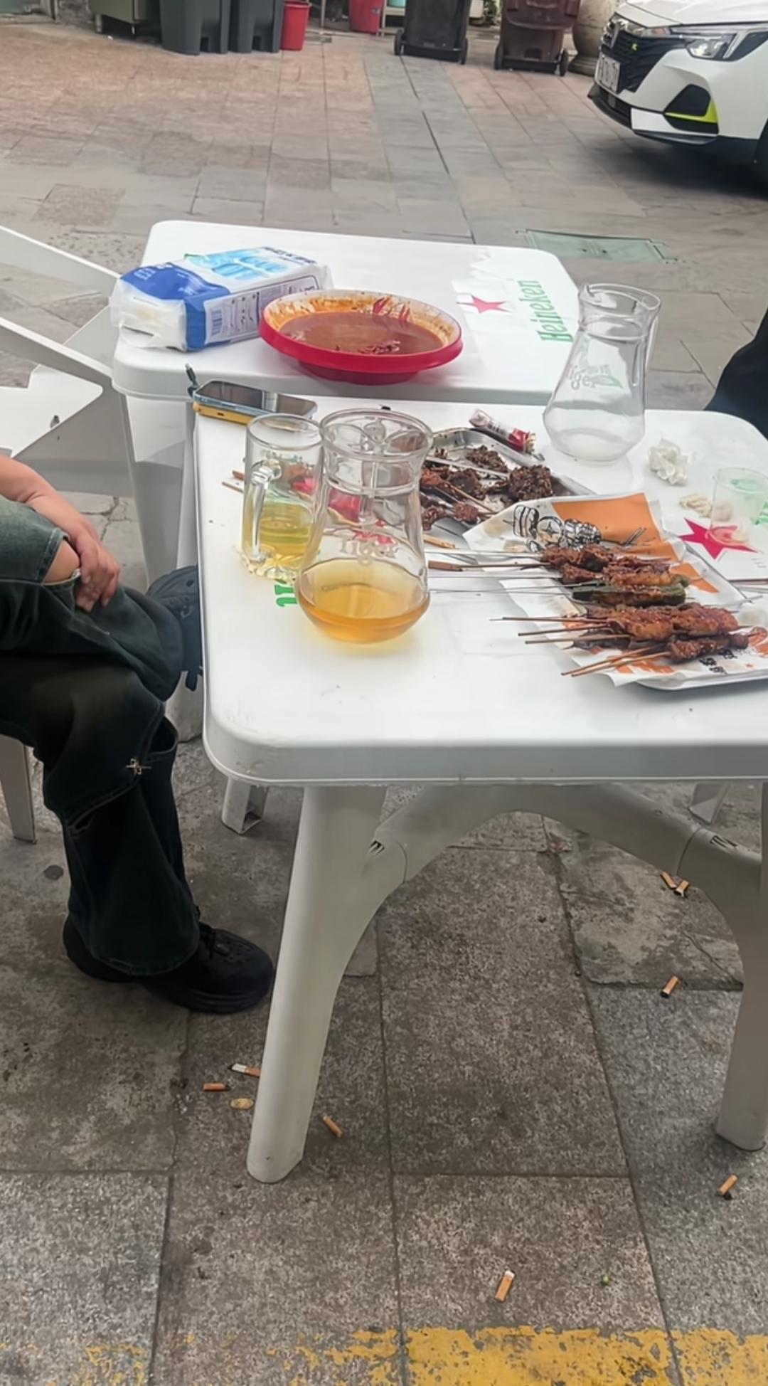 上海，烧烤摊主发视频吐槽:活这么大，第一次见到吃了162块钱东西，没有钱付钱的，