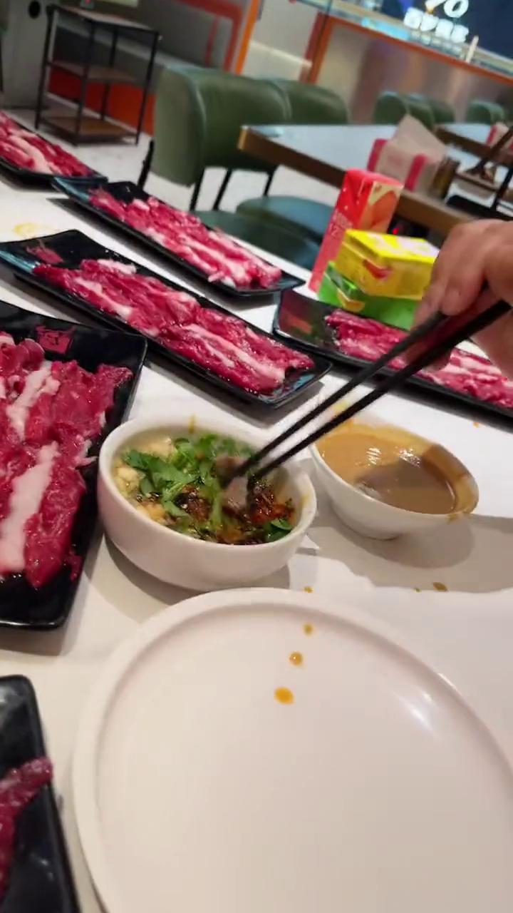 别拿青菜，拿点肉，一个人一百零八，不吃肉什么时候能吃回来本？拿了十多盘了。