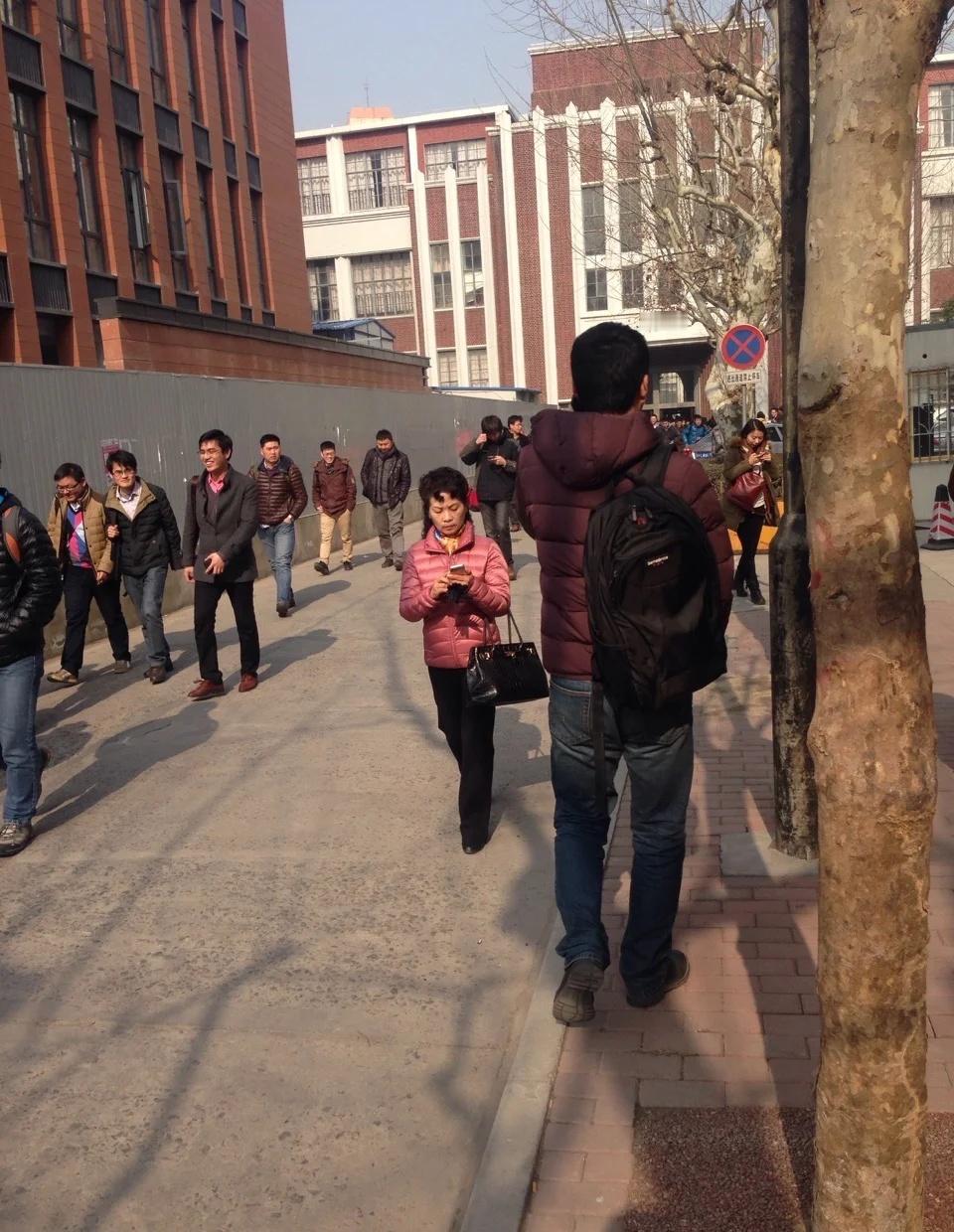 10年前左右的交大徐汇校区
过了很久后回头一看，相机专门拍的自己成为背景虚化的无