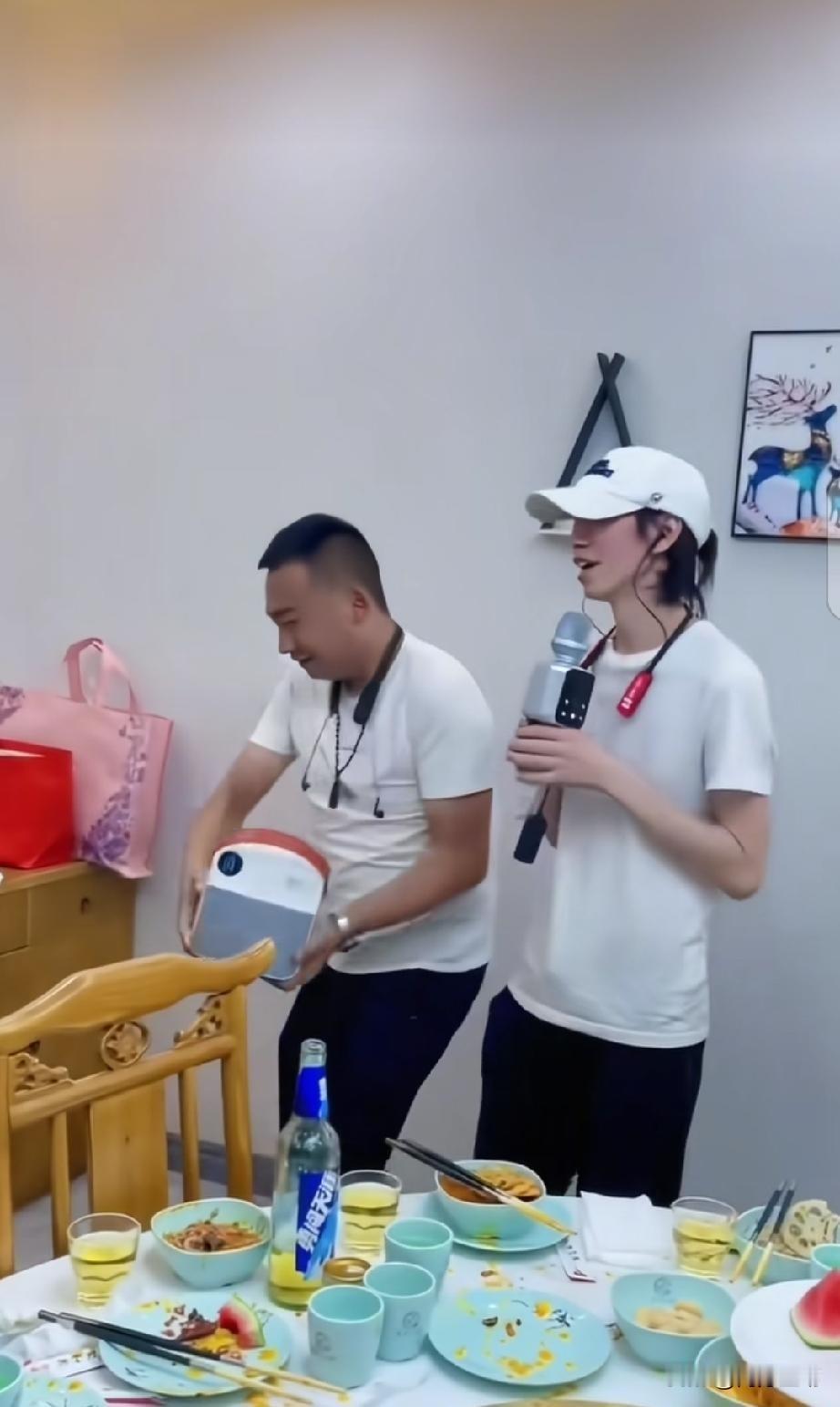 庞麦郎一身白T恤白帽子，干干净净的，看上去精气神都不错。酒足饭饱之后，直接在餐桌