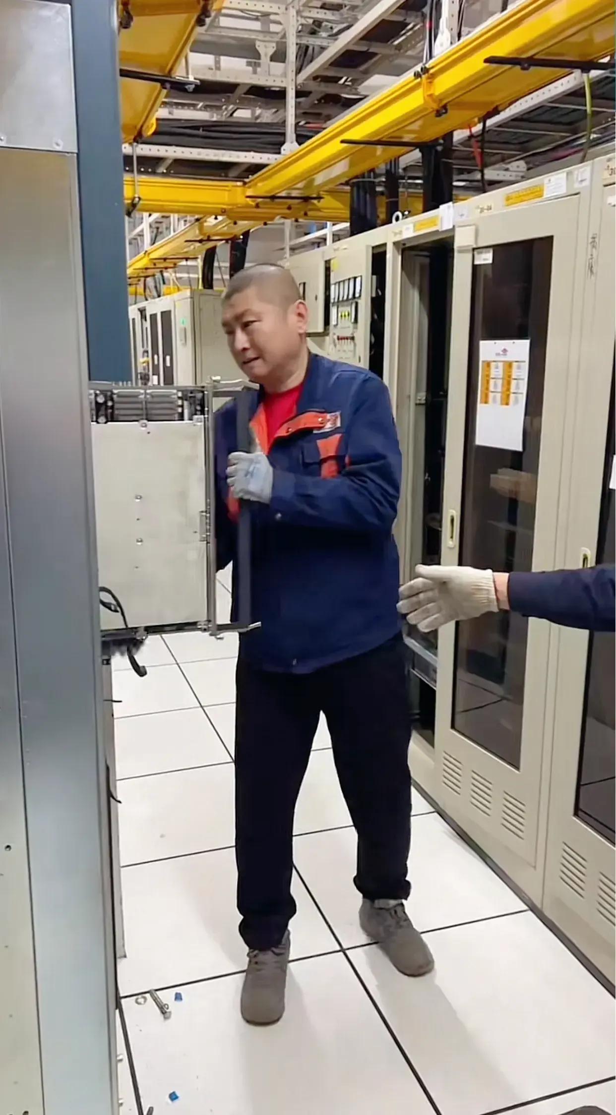 美国的电信设备在中国开始全面下架，牛逼，非常棒！

只能说你老美敢做初一，也就不