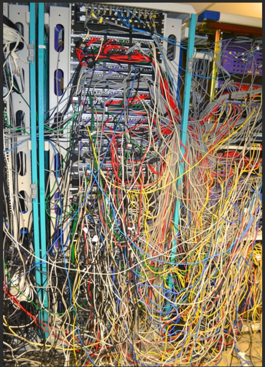 机房成盘丝洞了，蜘蛛精也得整理半天