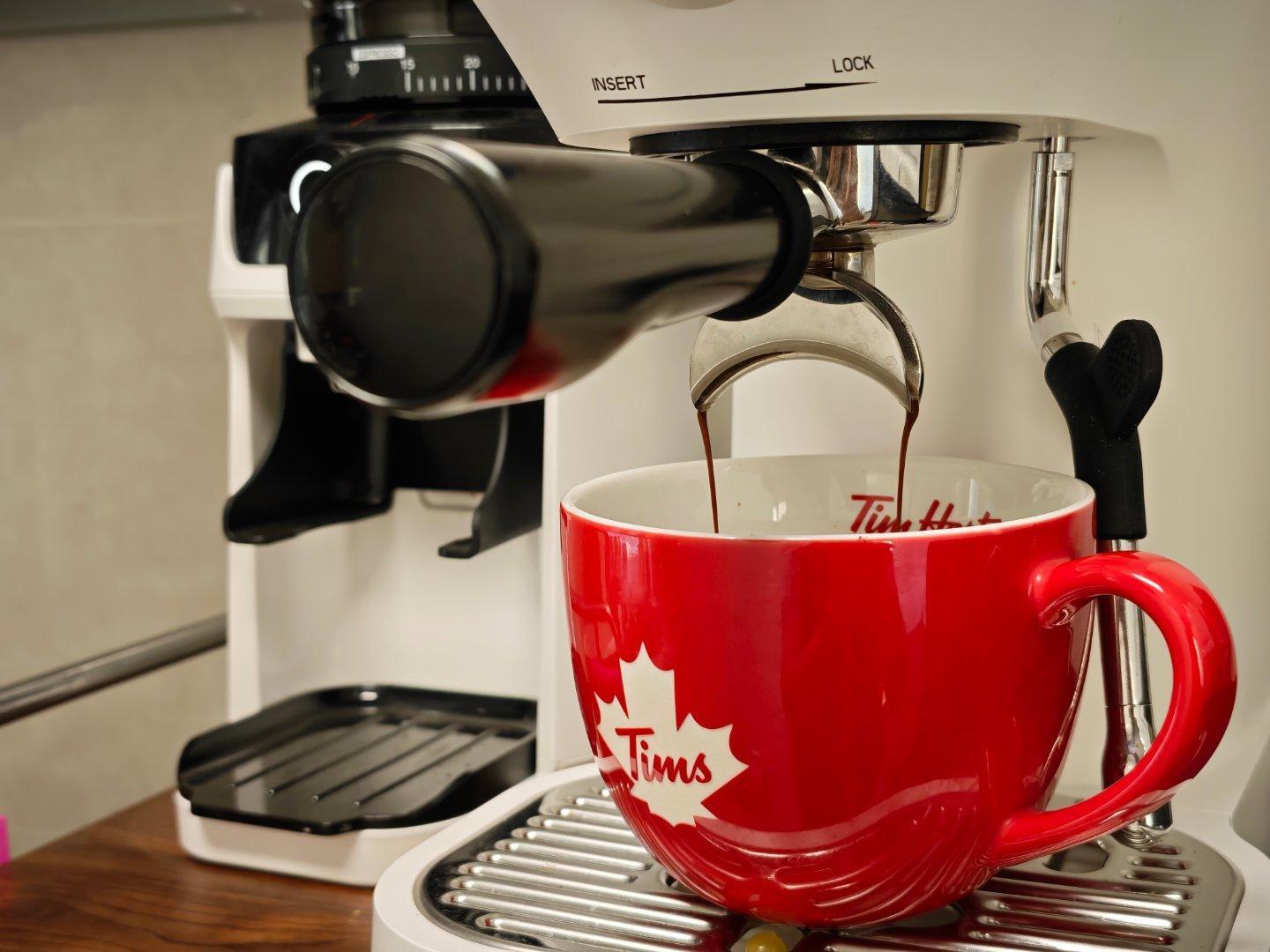 小伙伴们，周一，早安！美好的一周从一杯咖啡开始！ 请三位铁粉喝咖啡，评论就行！点