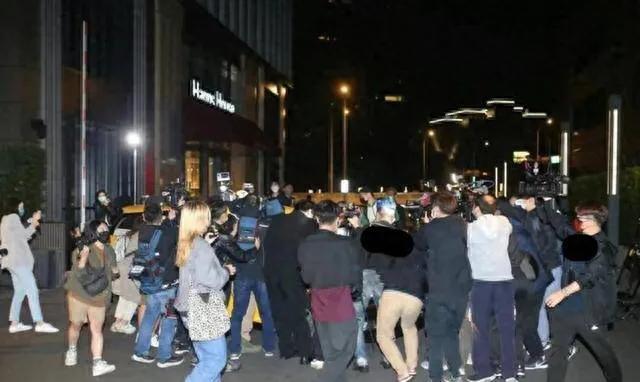 大S具俊晔团圆：大S讨好媒体，小S热舞，具俊晔戴项链向大S示爱
大S和韩国欧巴具