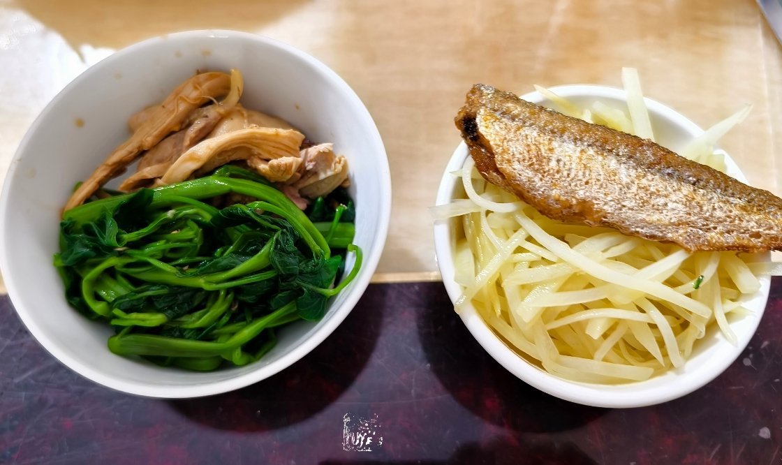 “清淡饮食”最近吃的最重口的就是俩个烤鸡翅和两根烤肠了