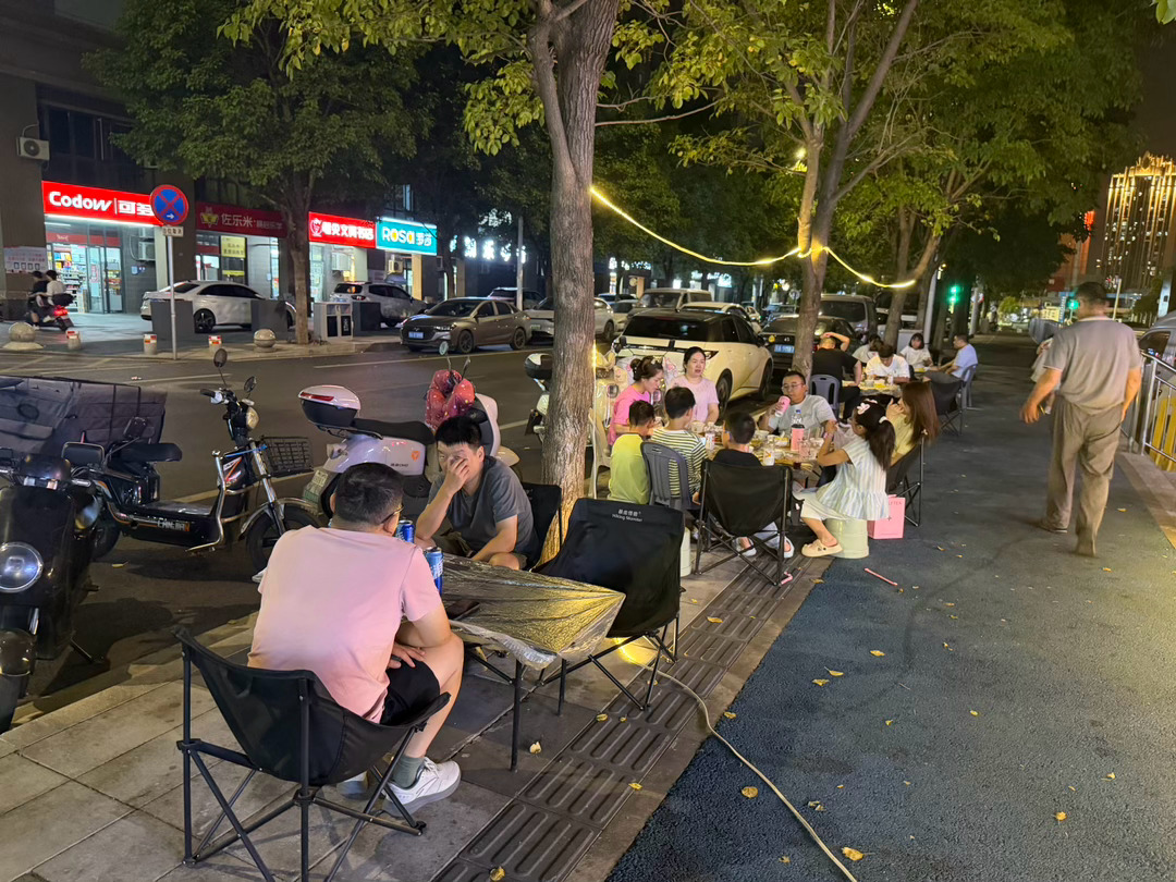 人间烟火气，今晚沾小胡同学的光，搞点烧烤！  ​​​