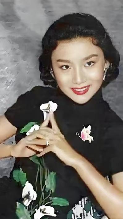 夏梦（1933—2016），原名杨濛，生于上海，香港知名演员、制片人，长城影业“
