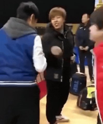 自己家姐姐联合同省队队友欺负16岁小孩，孙颖莎粉丝心疼一下也不行了，把我孩子和别