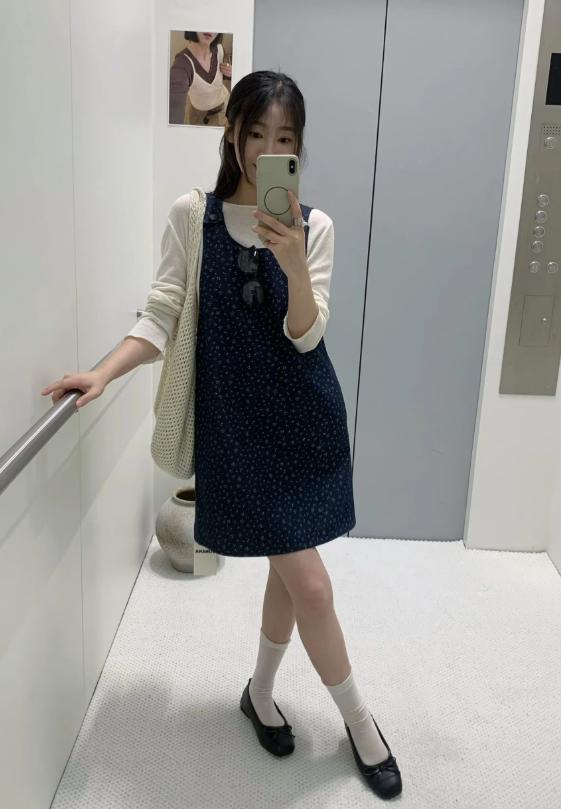 韩系简约日常穿搭🍃
藏青碎花背带裙+软糯针织内搭
松弛感拉满，温柔又减龄
简简