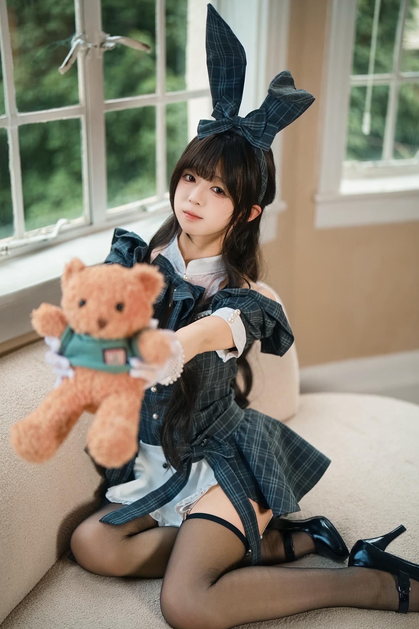 可爱甜妹兔兔女仆。