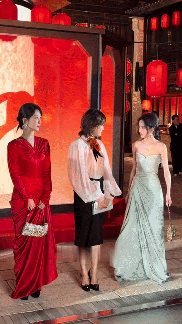 宋祖儿站在端庄大气的孙俪和杨紫旁边看着好没有气场，感觉还有点局促慌乱，因为宋祖儿