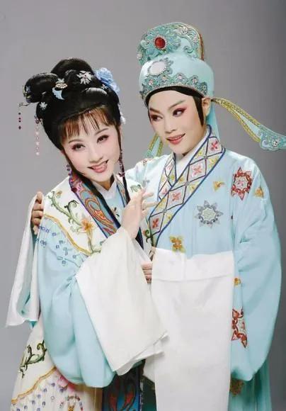 花落水流红，闲愁万种，无语怨东风。
——杂剧《崔莺莺待月西厢记》

碧云天，黄花