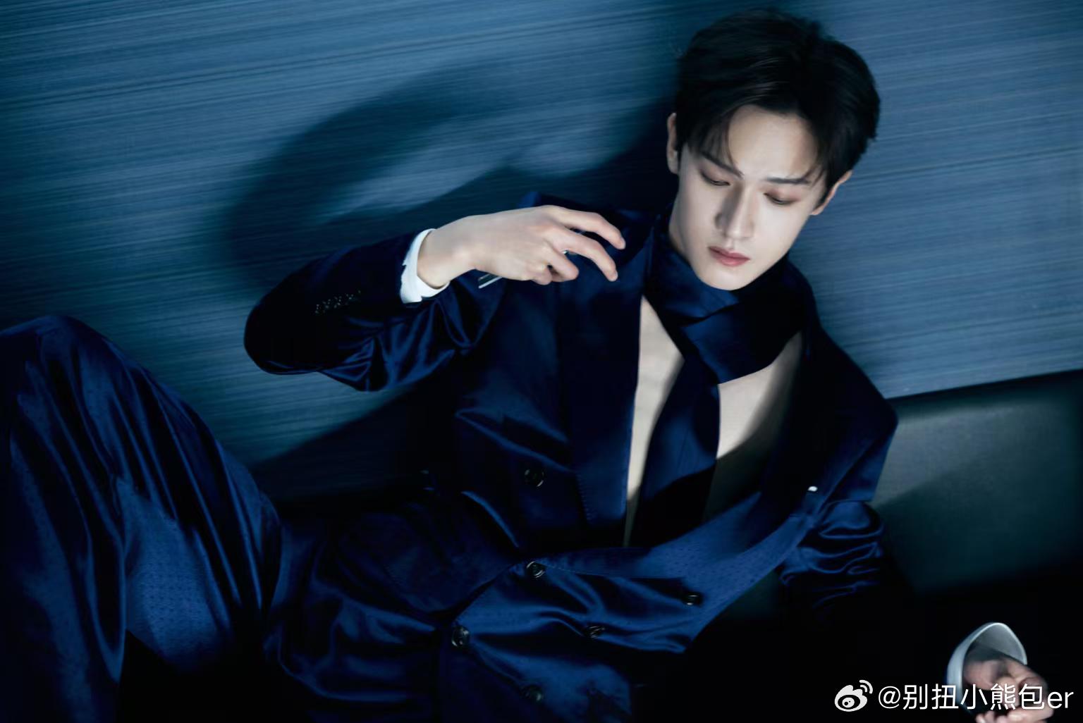 李昀锐真空丝带西装 李昀锐身穿深蓝色真空丝带西装亮相，利落版型尽显高级，禁欲与张