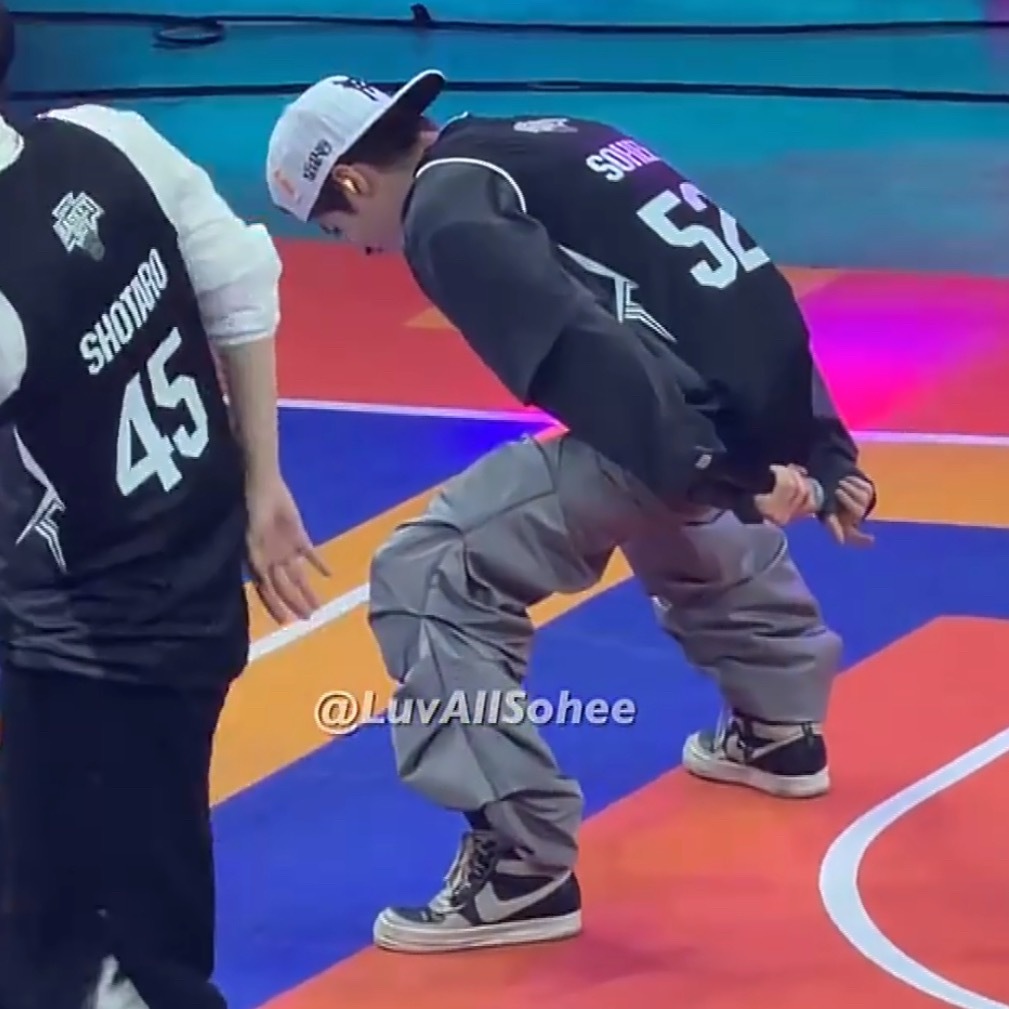 今天这件裤子特别好，害得我一直盯着大腿肌看🤤 