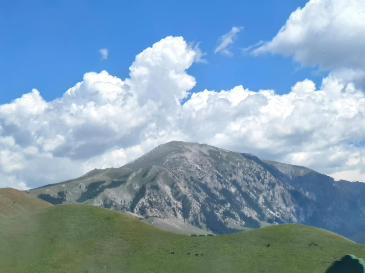 此生必去一次夏塔！蓝天白云山脉 山谷里的蓝天白云 蓝天白云下的山峦与绿树