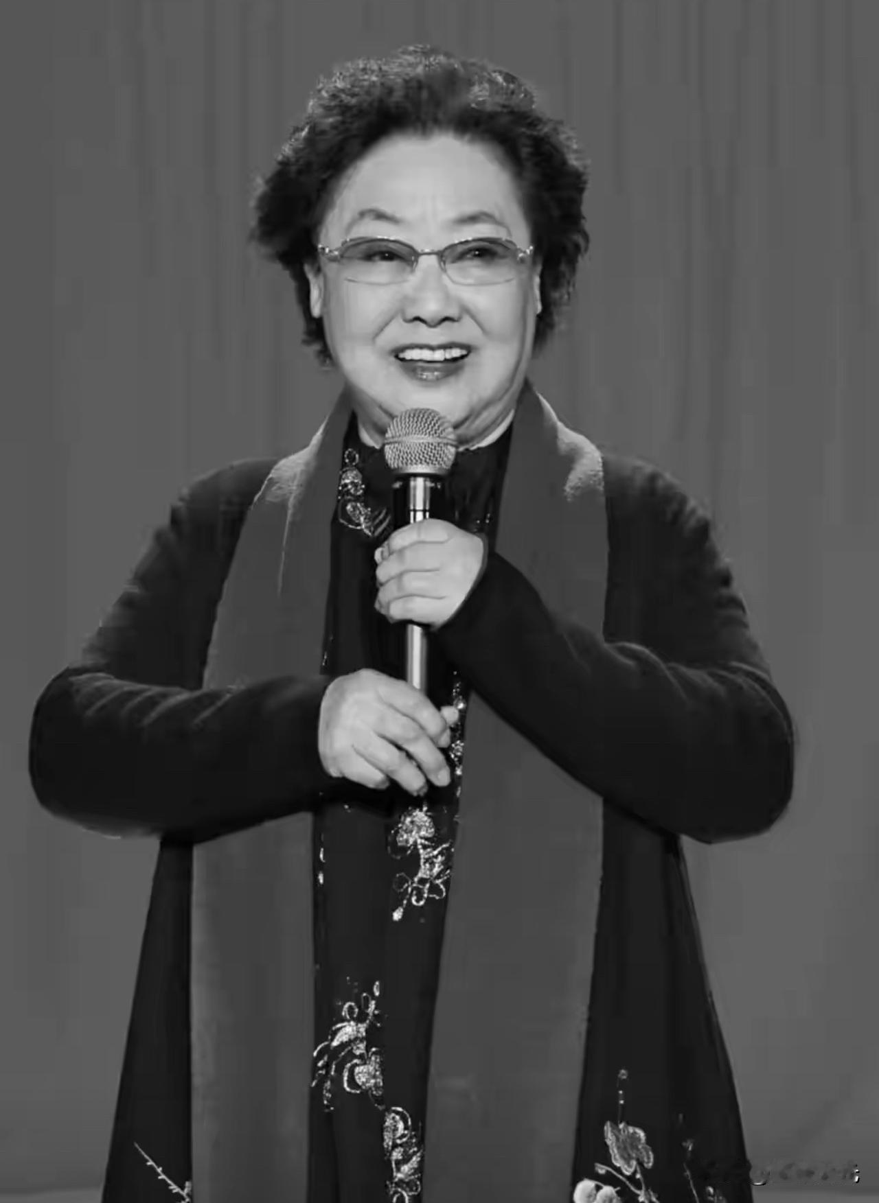 致敬人民艺术家，郭兰英逝世，享年94岁
一条大河波浪宽
风吹稻花香两岸
我家就在
