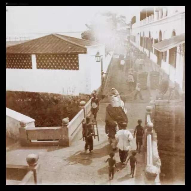 福建神仙老爷出巡戴风帽，穿披风，图