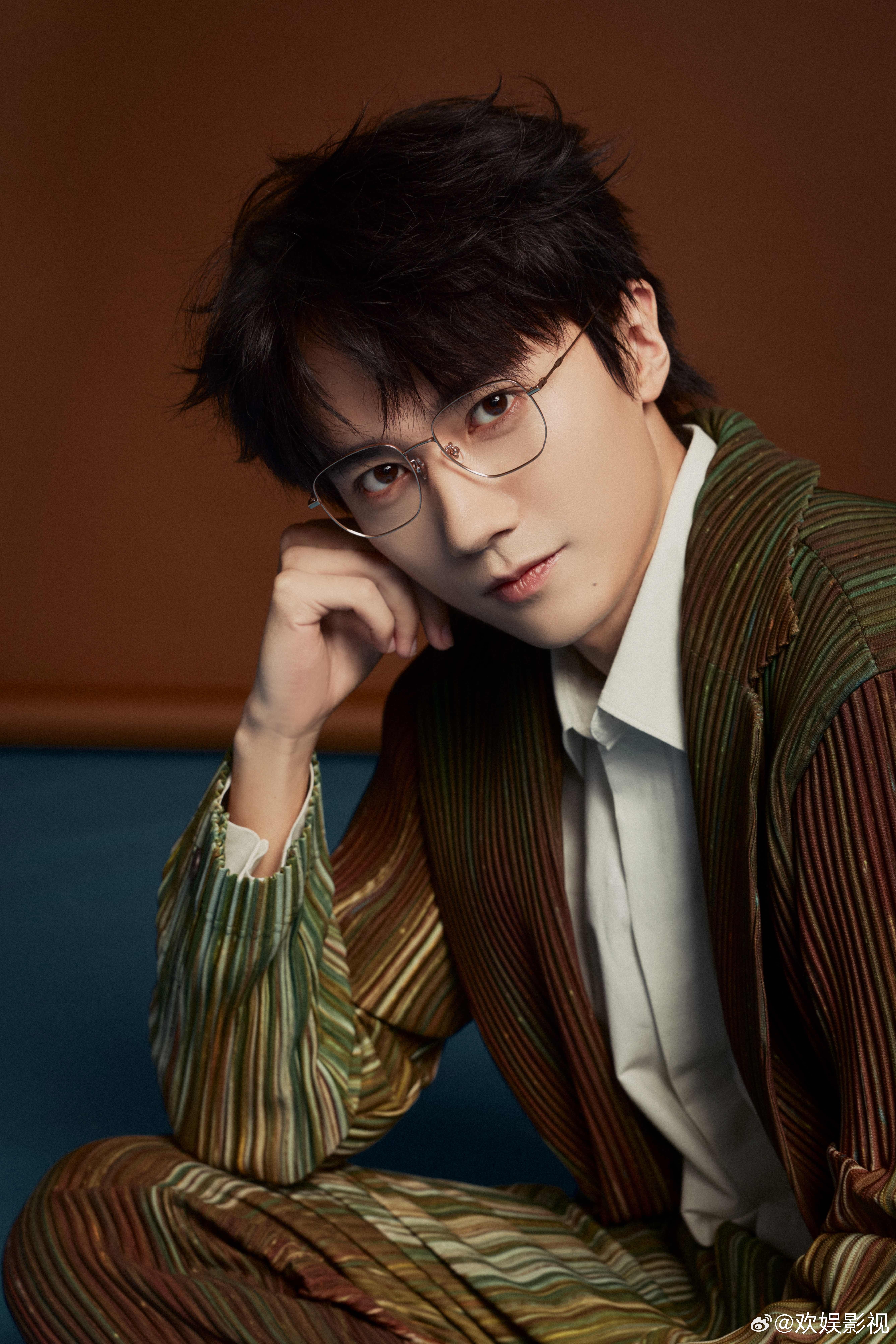 书影随行，清隽入画。欢娱影视演员最新写真今日释出。 